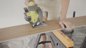 Jak i czym ciac panele podłogowe, aby osiągnąć idealne dopasowanie?