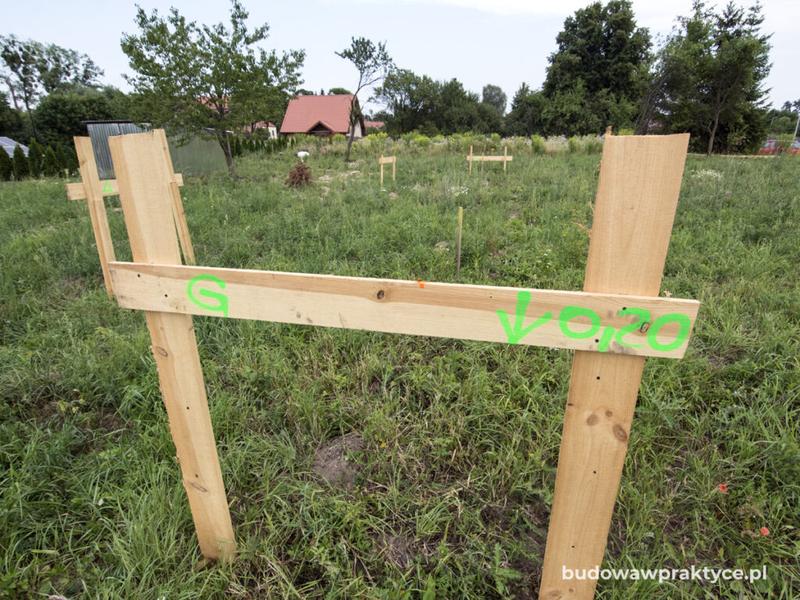 Jak skutecznie tyczyć budynek i precyzyjnie wytyczyć fundamenty domu?