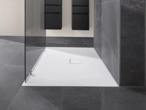 Niewielka łazienka – jak kolekcja brodzików Squaro Infinity Villeroy & Boch zapewnia komfort i wygodę