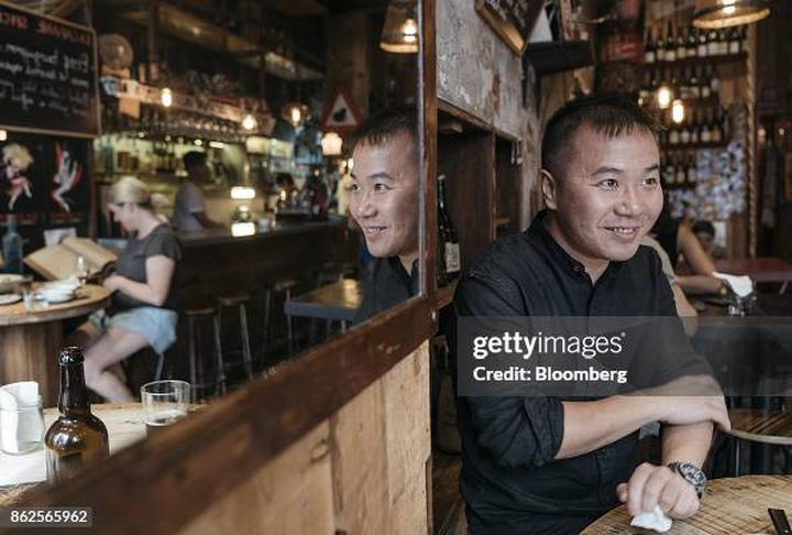 Odkryj magię Enigma Cafe: kinetyczny steampunk bar, który zaskakuje każdego dnia