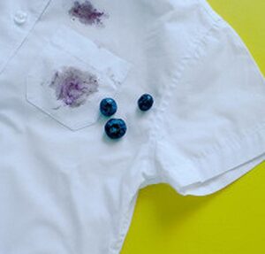 Skuteczne metody, jak usunąć plamy z jagód. 5 sposobów na uratowanie ulubionych ubrań