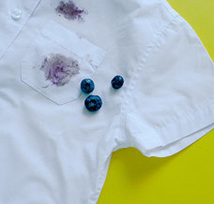 Skuteczne metody, jak usunąć plamy z jagód. 5 sposobów na uratowanie ulubionych ubrań