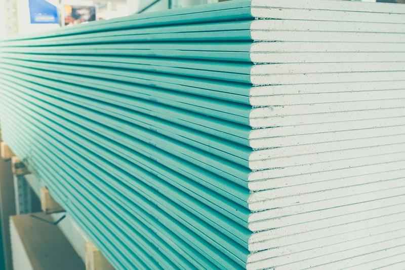 Jak prawidłowo zamontować płyty gipsowe? Ile wkrętów na jedną płytę gk?