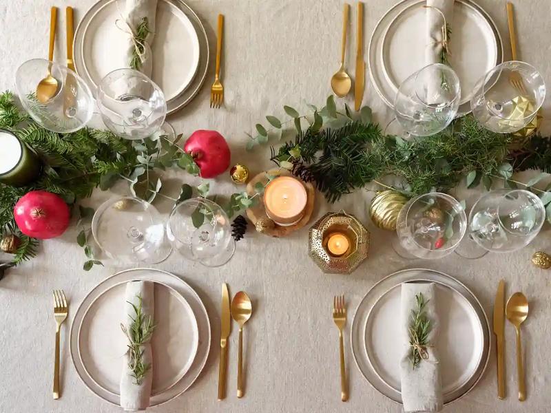 Bożonarodzeniowe dekoracje jasnych pomieszczeń