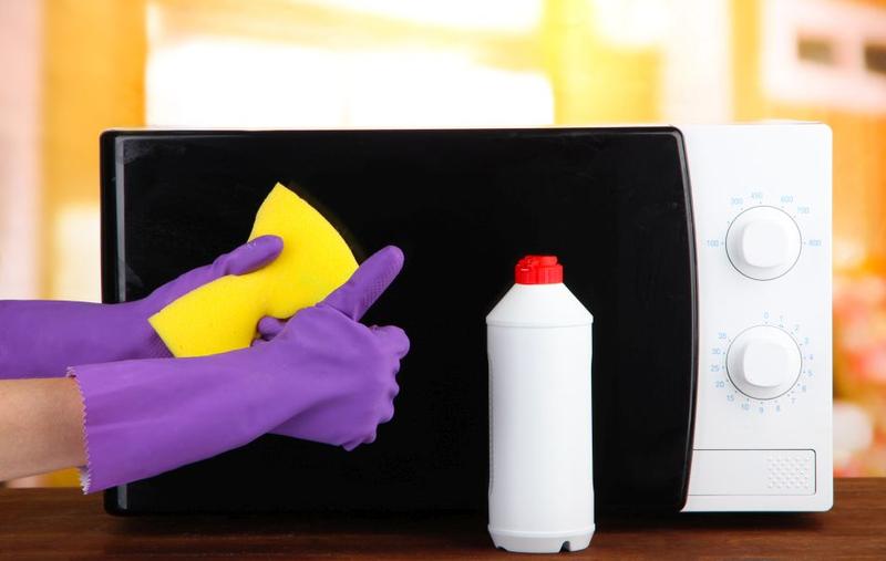 Usuwanie plam z mikrofalówki