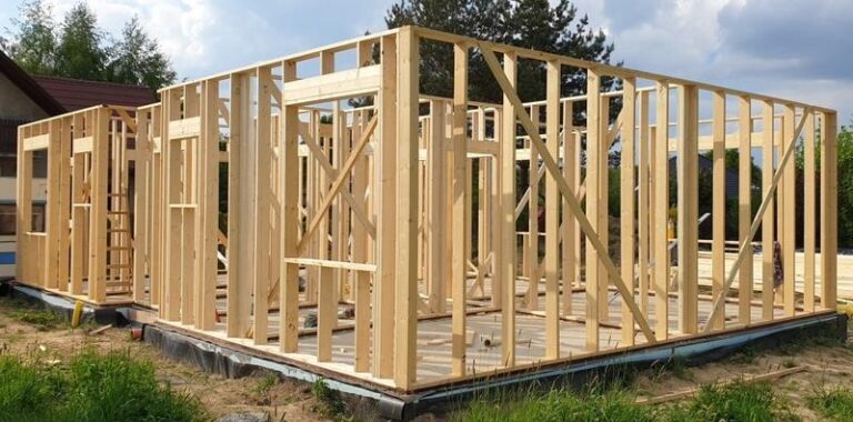 Jak przebiega budowa domu szkieletowego? Odpowiadamy na najważniejsze pytania