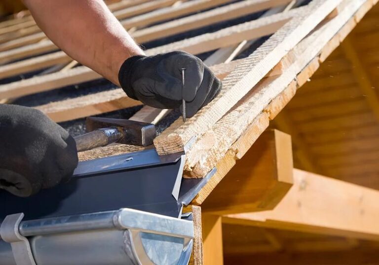 Kiedy i jak przeprowadzić wymianę pokrycia dachowego zgodnie z przepisami prawnymi?