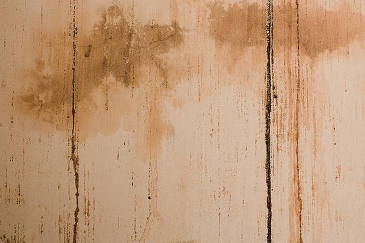 Skuteczne sposoby na zamalowanie zacieków na suficie i ścianie