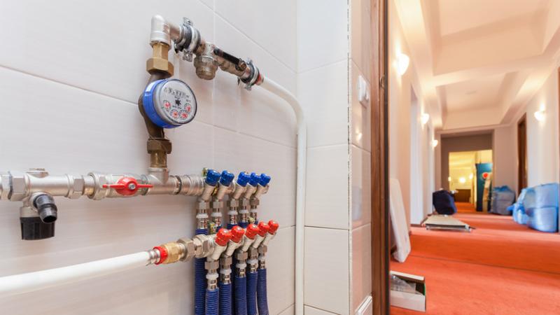 Ukrycie rur w małej łazience